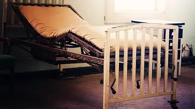 Jakie akcesoria do łóżka rehabilitacyjnego zapobiegają odleżynom?