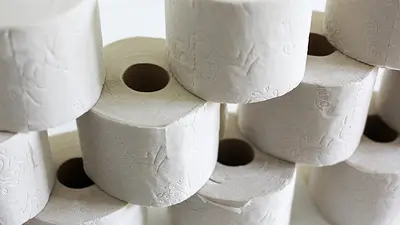 Wózek toaletowy - niezawodne wsparcie dla osób leżących