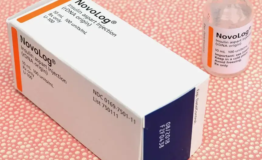 Kobieta konsultująca terapię hormonalną z lekarzem